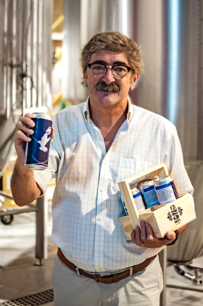 Guillermo Seguí receiving his special edition of beers